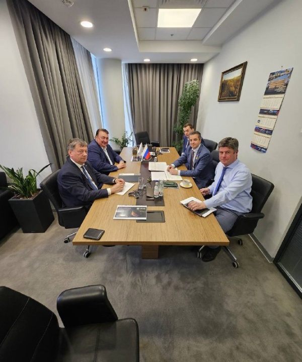 «Армхи» получит надежное энергоснабжение.

Председатель Правительства Ингушетии Владимир Сластенин провел в Москве рабочую встречу с заместителем Министра энергетики РФ Петром Конюшенко и заместителем гендиректора ПАО «Россети» Алексеем Мольским. В обсуждении также принял участие советник Главы Республики Ингушетия Олег Фурсов.

Ключевой вопрос: обеспечение бесперебойного электроснабжения ВТРК «Армхи».

Главное решение: рассматривается подключение курорта к Эзминской ГЭС! Также обсуждались варианты модернизации действующих и строительства новых энергообъектов.

 Владимир Сластенин подчеркнул стратегическое значение «Армхи» не только для Ингушетии, но и для всего Северного Кавказа. 

«Надежное энергоснабжение — ключевой фактор для успешного развития курорта и раскрытия его туристического потенциала», - отметил премьер.