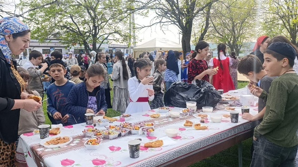 В Сунженском районном Доме культуры состоялся ежегодный фольклорный фестиваль "Тушоли".

В рамках конкурсной программы "Малха-Аза" свои таланты продемонстрировали ученицы образовательных школ Сунженского района.

Мероприятие посетили почетные гости, среди которых были Советник уполномоченного при Президенте РФ по правам ребенка Кристина Владимировна, Уполномоченная по правам ребенка в Республике Ингушетия Зарема Чахкиева, представители различных городов и районов Ингушетии, а также главный специалист РДНТ Асет Абдурзакова.

Праздничную атмосферу мероприятия поддержали выступления хореографического коллектива "Эзди", а также сольные номера Заслуженных работников культуры РИ. По завершении конкурсной программы победительницам были вручены ценные памятные подарки.