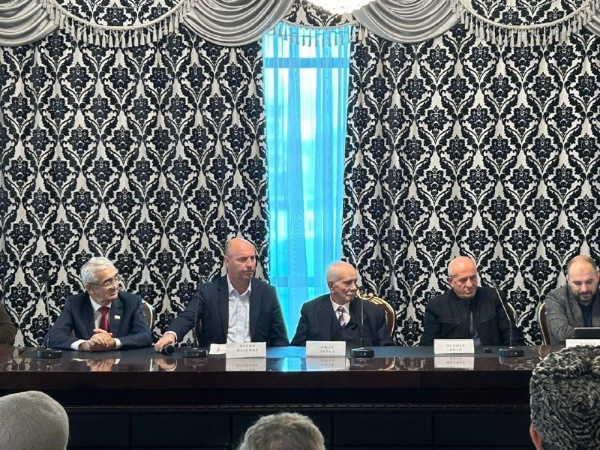 Сегодня сотрудники Джейрахско-Ассинского музея-заповедника принимали участие в заседании круглого стола «Особенности эволюции ингушской национальной общности в Турции», посвященного 100-летию ингушской государственности, где присутствовали представители ингушской диаспоры - мухаджиры, переселившиеся в Османскую Империю после окончания Кавказской войны в 1858-1865 гг., в результате достигнутого соглашения между Россией и Турцией.

Мухаджирство являлось следствием колониальной политики Российской империи на Северном Кавказе. Из тех, что покинули Россию, часть поселилась в Турции. Другая группа поселилась в районе Голанских высот (Сирия), третья переселилась в Иорданию, четвёртой довелось осесть в Ираке. Так на Ближнем Востоке и в Турции появились диаспоры северокавказских народов. Ингуши, эмигрировавшие Турцию в различные периоды и представляющие нынешнюю ингушскую диаспору, прошли длительный процесс интеграции в турецкое общество. Они являются полноправными гражданами и вовлечены в культурную и политическую жизнь Турецкого государства. Абсолютно все владеют турецким языком. При этом духовная и культурная связь с Ингушетией не потеряна, и присутствие их на этом мероприятии является прямым тому доказательством. 

На заседании выступила ведущий научный сотрудник отдела ингушской литературы ГБУ «ИнгНИИ», кандидат филологических наук — Ялхароева Марем Ахметовна, с докладом «Этнический менталитет ингушской диаспоры в Турции», а также были заслушаны выступления представителей ингушской диаспоры в Турции - Яшара Дураля/Цечоева, Мехмета Якана/Даурбекова, Бекира Оздемира/Гагиева, Сельмана Бештой/Ахриева, Мурата Ачара/Гапархоева и др.

Приехавшие, в основном, выступали на турецком языке и для общения с залом прибегали к услугам переводчика, тем удивительнее оказалось для присутствовавших выступление самого старшего представителя ингушской диаспоры 84-летнего Яшара Дураля-Цечоева, который в совершенстве владел ингушским языком.  

В завершении мероприятия приезжим были вручены памятные подарки представителями ассоциации «Истинг» и сделаны фото на память.