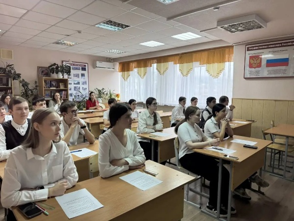 Прошёл университетский этап Всероссийского конкурса «Учитель года России» в номинации «Шаг в профессию»!

Студенты ПГУ проверили открытые уроки на базе МБОУ СОШ № 5 г. Пятигорска. Участники представили разнообразные темы, демонстрируя свои педагогические навыки:

Мураткова Алия Азаматовна (ВШДА) провела урок ИЗО в 8 классе: «170 лет русского художника М.А. Врубеля»;
Аракелян Анна Артуровна (ИИЯМТ) представила урок английского языка в 6 классе: «Our School Code: Creating the Perfect School»;
Промоторова Екатерина Дмитриевна (ИПРИМ) провела урок русского языка в 8 классе: «Простые и составные предлоги»;
Гаврилина София Николаевна (ИРГЯИГТ) продемонстрировала урок английского языка в 8 классе: «Technology and Our Modern World»;
Малофеев Никита Алексеевич (ВШУ) представил урок истории в 11 классе: «Россия сегодня». 