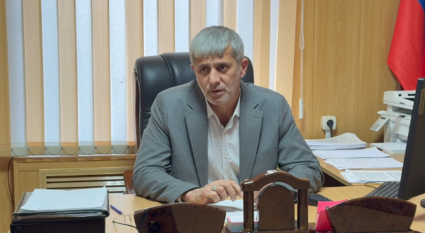 В мэрии Сунжи обсудили работу общественного транспорта.

Заместитель главы города Халид Беков провел рабочую встречу с руководителями частных извозчиков. В рамках встречи обсудили ряд вопросов, касающихся общественного транспорта маршрута Сунжа-Назрань, который пользуется повышенным спросом у граждан.
Перевозчиков, работающих на данном направлении, призвали не допускать сбоев в расписании и обеспечить повышенное внимание к безопасности. 

В ходе совещания перед перевозчиками поставлены следующие задачи:

Соблюдать график движения на всех обслуживаемых маршрутах;
Увеличить частоту рейсов в часы пик, чтобы разгрузить остановки;
Неукоснительно соблюдать ПДД и скоростной режим;
Исключить перегруз — перевозка пассажиров строго по норме;
В священный месяц Рамадан обеспечить стабильную работу транспорта без снижения качества услуг.

Халид Беков предупредил, что систематические нарушения графиков и правил безопасности повлекут меры реагирования в рамках законодательства.