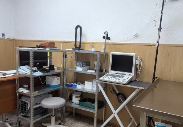 На базе ГБУ «Республиканская ветеринарная станция по борьбе с болезнями животных» в г. Назрани начала работу новая ветеринарная клиника.

Оснащение: современное оборудование, четыре кабинета, два стационара (обычный и инфекционный), операционный блок, УЗИ-аппарат.

Услуги: диагностика, терапия, вакцинация, хирургия, груминг, ультразвуковая чистка зубов для домашних животных и мелкого рогатого скота.

Безопасность: во всех помещениях установлены бактерицидные лампы, проводится ежедневная стерилизация.