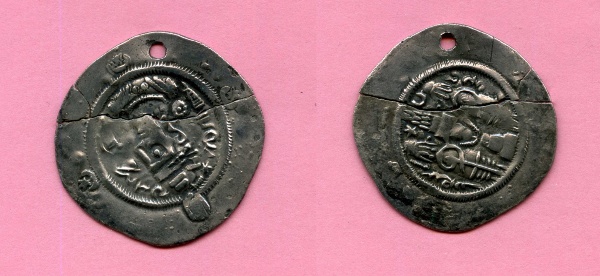 Археологи при проведении археологических изысканий на территории объекта культурного наследия федерального значения "Храм "Тхаба Ерды" в горной Ингушетии на глубине 3 метра обнаружили древнюю серебряную монету.

Серебряный зузун, относящийся к VI веку, является подражанием сасанидской драхме Ормизда IV, сообщил Гончаров Е.Ю. - научный сотрудник Института Востоковедения Российской Академии Наук.

Уникальная находка лишний раз доказывает о древности места на котором сейчас стоит храм. 

Археологические раскопки вблизи храма, проведенные в начале 2024 года, выявили следы небольшого древнего поселения с восточной стороны от Тхаба Ерды. 

Зузун будет передан в краеведческий музей в Назрани.