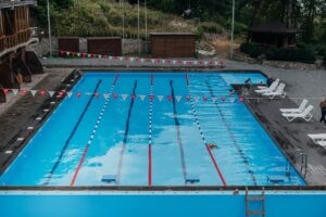 Открытый бассейн «Чайка» стал круглогодичным.

Открытый бассейн «Чайка» после реконструкции стал круглогодичным. Теперь в теплом бассейне можно будет искупаться даже зимой.

Бассейн теперь семейный — в нем есть и зона для детей («лягушатник»), что особенно полюбилось гостям.