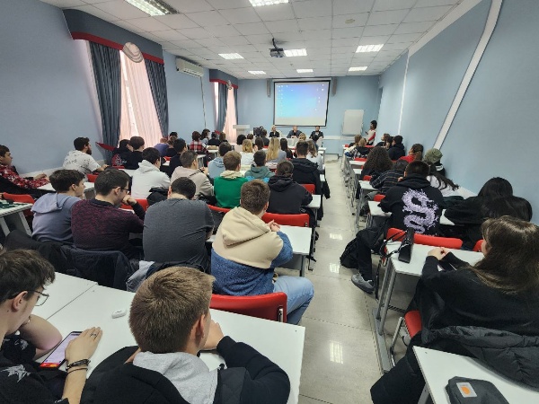 Пятигорский государственный университет и Национальная система «Территория» заключили Соглашение о стратегическом партнёрстве.

Во время визита представителей Национальной системы «Территория» в Пятигорский государственный университет состоялась встреча с ректором Горбуновым Александром Павловичем, на которой было подписано соглашение о стратегическом партнёрстве университета с Национальной системой «Территория». 

Также были проведены рабочие встречи с руководством Института иностранных языков и международного туризма Пятигорского государственного университета и дирекцией Учебно-рекреационного и спортивно-оздоровительного Центра «Дамхурц». На встречах обсуждались практические аспекты взаимодействия и совместные планы.

 В рамках визита был проведён мастер-класс для студентов и преподавателей университета по темам «комплексная безопасность территорий» и «цифровизация в сфере туризма». 

Специальный доклад с образовательным уклоном о работе по охране объектов культурного наследия и практике внедрения Национальной системы «Территория» в Республике Ингушетия представил директор по развитию системы «Территория» в СКФО и заведующий отделом по обеспечению сохранности памятников ГКУ «Джейрахско-Ассинcкий государственный историко-архитектурный и природный музей-заповедник», Гуражев Зияутдин Магометович. 

На мастер-классе студенты также узнали о прошедших и предстоящих спортивно-культурных мероприятиях на территории Кавказа, организуемых командой Caucasus United Territory.