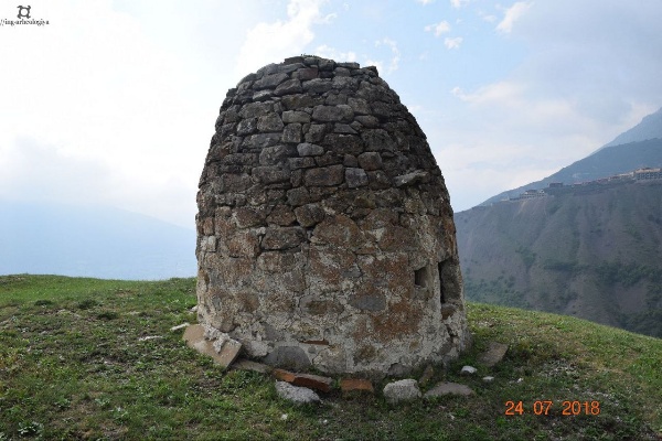 Одним из наиболее интересных объектов башенного поселения Гоуст является ядрообразный мавзолей, расположенный на юго-западной окраине поселка и датируемый концом XVII – началом XVIII вв.

  У старожилов Джейраховского ущелья объект именуется как Салам-Каш (Могила Салама), так как, по преданиям он был воздвигнут над могилой героически павшего в сражении предводителя воинской дружины по имени Салам из фамилии Ахильговых.  

С ним связаны отдельные отрывочные и весьма интересные сюжеты ингушских героико-исторических песен «илли», а также различные легенды. По этим источникам, записанным Даутовой и Чахкиевым в разные годы, в башенном поселке Гоуст некогда (не более 250-300 лет тому назад) проживал идеализированный герой по имени Салам, являвшейся представителем зарождавшемся феодализирующейся (прежде всего, военной) прослойки ингушского общества позднего средневековья.

Салам рисуется в фольклорных источниках предводителем небольшой воинской дружины, который прославился своими многочисленными воинскими победами, личной отвагой, мужеством и благородством. 

Сообщается, что обычно он, захватывая богатую добычу, якобы делил её или же порой всю отдавал бедным и многодетным вдовам. Был он высокого роста, могучего телосложения и обладал нечеловеческой силой. Но в итоге Салам героически пал на поле сражения, не успев даже обзавестись семьей. 

«Похоронили его с большими почестями в наземной гробнице, специально возведенной для него, в родном посёлке Гоуст. В последствии в мавзолее начали хоронить своих усопших представители двух родственных фамилий – Ахильговы и Цицкиевы. 

Памятник впервые был описан Д. Ю. Чахкиевым в 1985 г. Им отмечается, что погребальная камера мавзолея содержала останки более 50-ти усопших с обильным и разнообразным сопровождающим инвентарем. Отдельные погребения находились в деревянных (иногда богато орнаментированных) гробах. 