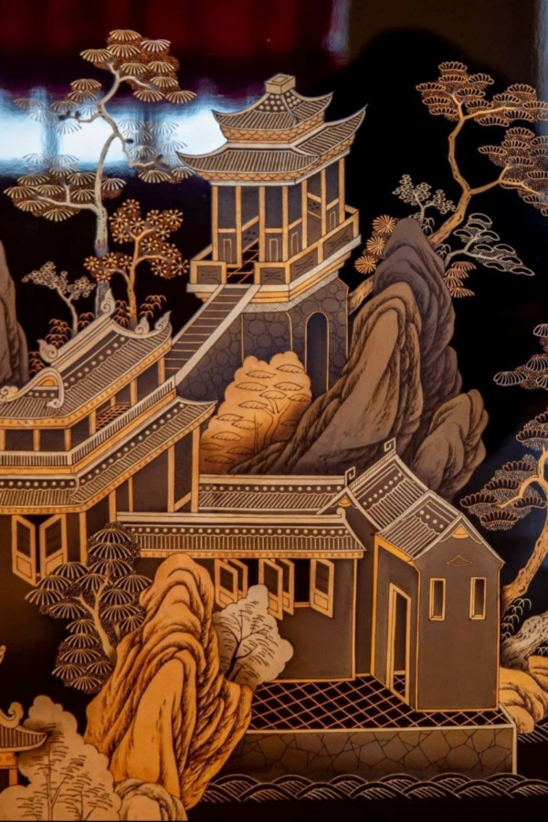 В Царское село на двух фурах привезли 155 лаковых панно, воссозданных в Китае по традиционным технологиям. Изначально их создавали для личных апартаментов Екатерины II в Зубовском флигеле Екатерининского дворца. Панно были утрачены в годы Великой Отечественной войны, на их возрождение ушло два года. Общая площадь росписи - почти 170 кв. метров. К лету этого года должен завершиться их монтаж в интерьерах флигеля.