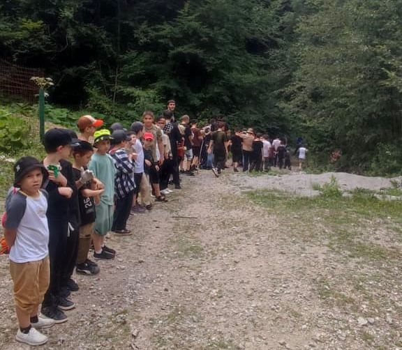 Для детей была организована экскурсия в село Харачой. Ребята посетили старинную башню, услышали интересные рассказы об истории этого места и увидели красивые водопады. Поездка получилась познавательной и подарила детям яркие впечатления от знакомства с природой и культурой Чечни.