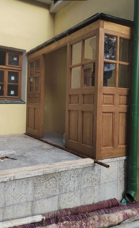 Завершена установка нового тамбура на входе на объект культурного наследия федерального значения "Лазаревская церковь" на территории Псково-Печерского монастыря в Печорах.

Реставрация храма по проекту "АСМ Групп" на финишной прямой.