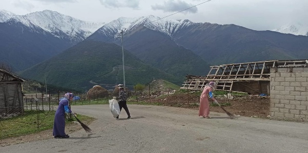 На территории Джейрахского муниципального района  06.04.2024г проведён субботник, приуроченный к празднику Ураза-байрам и Всероссийской экологической акции "Вода России". 

В субботнике приняли участие сотрудники администраций, подведомственных учреждений, школ, а также жители района. Количество участников-350 человек.
