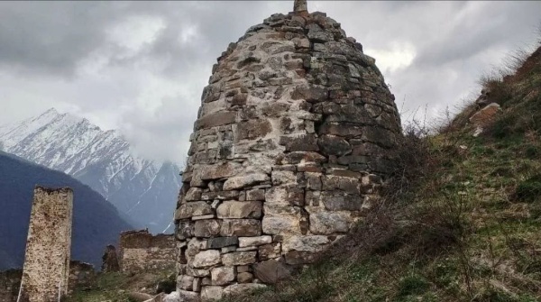 "АСМ Групп" продолжает работы по выявлению неучтенных исторических построек на территории горной Ингушетии и внесению их в создаваемую компанией при полной поддержке Благотворительного фонда "САФМАР" - Единую электронную базу памятников Ингушетии. Постройки, обладающие признаками объектов культурного наследия, также должны быть внесены в Реестр объектов культурного наследия Ингушетии для их юридической и фактической защиты.

Команда "АСМ Групп" завершила работы по изучению и выявлению построек и стел на Башенном комплексе "Тарш". В существующем реестре находятся 103 объекта культурного наследия, включая боевые и жилые башни, а также склепы и стелы. Специалисты "АСМ Групп" выявили на комплексе "Тарш" еще 35 исторических памятников, обладающих признаками объектов культурного и археологического наследия, среди которых - башни, склепы и стелы.

"АСМ Групп" направило в Комитет по охране объектов культурного наследия Ингушетии 35 заявлений о включении выявленных объектов в Реестр вновь выявленных объектов культурного наследия Ингушетии. Надеемся, что в течение 90 рабочих дней еще 35 объектов юридически станут выявленными объектами Российской Федерации и займут свое достойное место среди других уникальных памятников страны. "АСМ Групп" готово оказать всю дополнительную необходимую помощь , чтобы юридически защитить башни, склепы и стелы Башенного комплекса "Тарш".