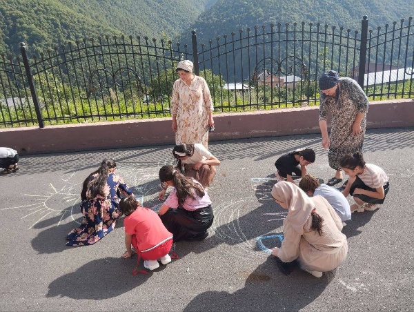 Дом культуры с.п. Ляжги традиционно присоединяется к празднованию Дня семьи, любви и верности.

В преддверии праздника, 6 июля 2024 года, был проведен детский конкурс рисунков на асфальте «Семья начинается с МЫ». Вооружившись цветными мелками, дети с огромным желанием, радостью и восторгом творили свои «шедевры». Рисунки ребят стали прекрасным подарком к празднику 8 июля.
