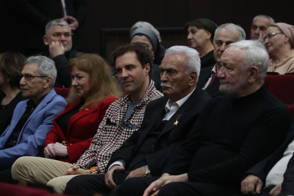 В Назрани торжественно открыли XI Международный кинофестиваль «Золотая башня». 

В мероприятии принял участие Глава Ингушетии Махмуд-Али Калиматов.

Фестиваль, который пройдёт с 15 по 20 ноября, стал значимым событием в культурной жизни всего Северного Кавказа.

География и масштаб в этом году:

Фестиваль расширяет границы, привлекая участников из России, стран СНГ и БРИКС.

На конкурс подано около 140 заявок — это значительно больше, чем в прошлом году.

Показы пройдут на десяти киноплощадках по всей Ингушетии.
