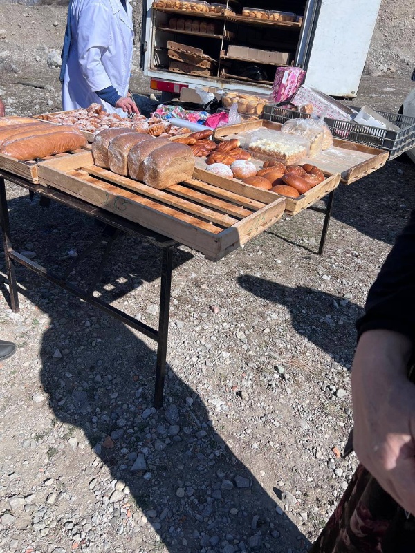 Продовольственная ярмарка в период месяца Рамадан, организованная  Минсельхозом Ингушетии по поручению Главы региона, прошла сегодня в Джейрахском районе (при въезде в с.п. Джейрах).

На ярмарках у жителей была  хорошая возможность приобрести качественную продукцию местных сельхозтоваропроизводителей по доступным ценам. 

Здесь в широком ассортименте было представлено мясо, и колбасные изделия, зерно, виды сезонных фруктов и овощей.