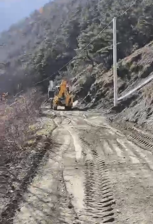 Начался долгожданный ремонт автомобильной дороги на улице Чикобава в селении Джейрах. Гравийное покрытие заменят современным асфальтовым слоем, обеспечивая комфорт и безопасность движения жителям и гостям Ингушетии. Работа идет полным ходом, улучшая инфраструктуру региона и делая жизнь комфортнее.