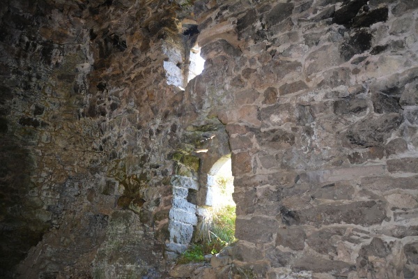 На южном склоне Столовой горы сотрудниками Джейрахско-Ассинского музея-заповедника, в рамках плана работы по выявлению и учету ранее неучтенных памятников архитектуры, и партнерами учреждения, в рамках внедрения на территории музея-заповедника Национальной системы управления объектами и безопасностью «Территория»,  продолжаются совместные исследования наскальных строений пещерного типа.

В результате проведенных работ определены локации еще нескольких строений, произведены замеры фронтальных и внутренних частей помещений, оконных и дверных проемов, отмечены все конструктивные элементы помещений и их особенности, произведена фотофиксация.

Заметки из полевых работ. 

Строение 7 представлено сплошной кладкой, закрывающей пещеру. На боковой стене расположены 3 небольшие оконные проемы квадратной формы, которые использовались для наблюдения и освещения внутренних частей помещения. На фронтальной стене расположены входной и большой оконный – на высоте 2,5 м от земли – , проемы.

По наличию отверстий для перекрытий во внутренней части строения, можно заключить, что строений было трёхъярусным.

Строение под номером 8 возведено на высоте 3 метров на площадке из скальной породы естественного происхождения, с фронтальной части сделана отмостка каменной кладкой до уровня пола. В верхней части восточной стены имеется небольшое окошко квадратной формы. Снаружи к входному проему ведут ступени.

Во внутренних углах пещеры отмечаются признаки сезонных источников воды.

В девятом строении прослеживаются характерные особенности наскального строения, присутствуют следы обработки скальной породы. Кладка не сохранилась. Ширина внутренней части 4,4 м, высота - 5 метров, глубина – 4,7 м.

Не случайно наши предки придавали этой горе сакральный смысл - она таит в себе много загадок.  

Наскальные строения, расположенные на склонах  горы - одно из проявлений таинства .

Мы привели некоторые детали очередных проведенных исследований, на данный момент завершена работа на 9 наскальных строениях, ранее было отмечено 6 строений, все они будут поставлены на государственный учет.