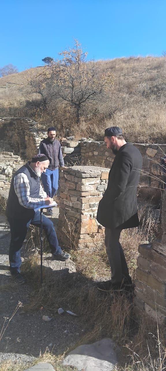 31 октября 2024 г.,  сотрудники НИИ гуманитарных наук им. Чаха Ахриева и Джейрахско-Ассинского музея-заповедника, под руководством исследователя Алихана Ахриева, в рамках двухстороннего соглашения о совместном сотрудничестве, совершили экспедицию к храму Тхаба-Ерды, с целью проведения исследования.

Предметом исследования являются иконография и декор храма и его интерпретация.

«У любого большого проекта (к коему всегда относится строительство объекта национального масштаба) должно быть как инфраструктурное обоснование, так и теоретическое. Если по первому все более–менее ясно (Храм Тхаба Ерды занимает невероятно удачное место – выбор которого продиктован не только соображениями красоты пейзажа, но и стратегическими целями – мимо него пролегал знаменитый в древности Великий Шелковый путь, он находится в центре расселения ингушских племен и все дороги ведут к нему), то с теорией ясности нет. По теории ингушской архитектуры вообще нет ни одной работы. Разумеется, особое значение для понимания теоретических основ имеют письменные источники. При их отсутствии (именно этот случай мы имеем с Тхаба Ерды и башенной архитектурой ингушей) на первый план выходит иконография. Иконографическая программа исследуемого Храма очень богата, но совершенно не изучена» - отмечает исследователь А. Ахриев.

Сотрудниками была произведена фотофиксация, совершен полный осмотр и анализ современного состояния известного памятника, сделаны необходимые замеры. 

Основной целью экспедиции, как было отмечено ранее, было изучение декора Главной Святыни ингушского народа, которым он «щедро украшен… в виде карнизов, бордюров и других деталей, выполненных искусным мастером по мягкому известковому конгломерату.

«Не все эти украшения являются облицовкой стен, появившейся уже после их возведения (подобно плитам ктиторской композиции на западном фасаде). Некоторые из них изваяны, вырезаны, выцарапаны на выступах камней кладки, создавая конструктивное и архитектурное целое с фасадом. Особое внимание привлекла каменная плитка, изображающая человека в позе обращения к Богу (орант). До последнего времени в литературе она не описана, как и весь остальной декор с Южной стены. По этой причине мы ограничились рассмотрением декора с южного фасада Главного Храма ингушского народа.

На южном фасаде Храма Тхаба Ерды более десятка элементов заслуживают особо пристального внимания. Эти элементы, располагающиеся на первый взгляд, хаотично, на самом деле встроены в кладку стены в определенном порядке, что говорит об их связи между собой и о том, что чтение каждого из этих знаков имеет смысл в общем контексте. Элементы расположены по горизонтали на двух уровнях (поясах I, II). В нижнем  – всего три элемента, центральный из которых входная арка.

Верхний пояс иконографической программы южного фасада Храма Тхаба Ерды очень информативен. К нему относятся три изображения находящихся на одной линии, самый крайний справа из которых – орант наиболее интересен. Все три объединяет еще и то, что на них изображен человек.

Здесь же мы видим схематическое изображение, отдаленно напоминающее всадника (В.И. Марковин определил его как «петроглиф в виде едущего всадника»). На одной линии с ним – вполне художественный образ, довольно точно передающий идею автора. Удачная попытка интерпретации этих образов может дать ответ на вопрос о том, являются ли эти знаки отдельными изображениями, не имеющими связи друг с другом или все–таки это знаки единого текста, который должен был быть прочитан древним паломником, пришедшим на поклон к Храму» - делится своими, на наш взгляд, ценными наблюдениями ученый.

Мы надеемся, что совместно проведенные поисково-изыскательные мероприятия на объекте, могут внести ясность в этот вопрос и результатом его станет оригинальная интерпретация всех трех образов с верхнего яруса южного фасада, в целом, очень богатой иконологической программы Храма Тхаба Ерды.