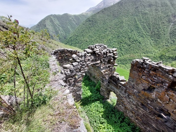 На днях, инспектора Джейрахско-Ассинского музея-заповедника в сопровождении начальника пограничной заставы и трех его сотрудников, совершили инспекционную поездку к, раннее не учтенному, башенному комплексу «Бярч», расположенному в 2 км юго-западнее башенного поселения «Някъист», в закрытой пограничной зоне.                                                                                                              

Цель поездки: учет, выявление, проведение обмеров, фото и видеофиксация ОКН, а также описание и оценка их технического состояния.  