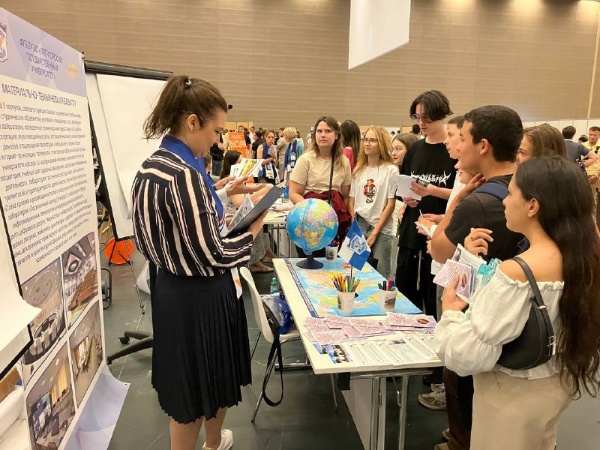 ПГУ на Всероссийской ярмарке трудоустройства «Работа России. Время возможностей».

Цель фестиваля – популяризация наиболее востребованных и перспективных профессий на рынке труда. 

Гостям и участникам была предоставлена возможность ознакомиться с профессиями, которые не только востребованы сегодня, но и не утратят своей актуальности в будущем, поучаствовать в мастер-классах от представителей различных организаций, встретиться с работодателями, посетить воркшопы, лекции.