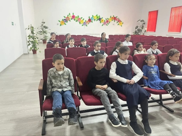 16-20.12.2025г.В Доме культуры с. п. Ляжги состоялись вечера — для наших самых юных зрителей мы устроили просмотры  новогодних фильмов и мультфильмов «Чудеса случаются»!

Маленькие гости с восторгом погрузились в атмосферу зимнего волшебства: на большом экране оживали любимые герои, звучали весёлые песни, а в зале царило настоящее праздничное настроение.