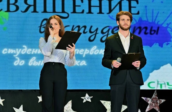 На протяжении трёх дней в ПГУ проходили посвящения в студенты!

Яркие номера от творческих коллективов ПГУ, тёплые напутствия от ректора Александра Павловича Горбунова и советника ректора по Воспитательной работе и молодёжной политике Кондраковой Эльвиры Дмитриевны, а также выступления лидеров студенческих организаций создали по-настоящему праздничную атмосферу.

Но самый волнительный момент ждал первокурсников в финале – Торжественная клятва студента! 