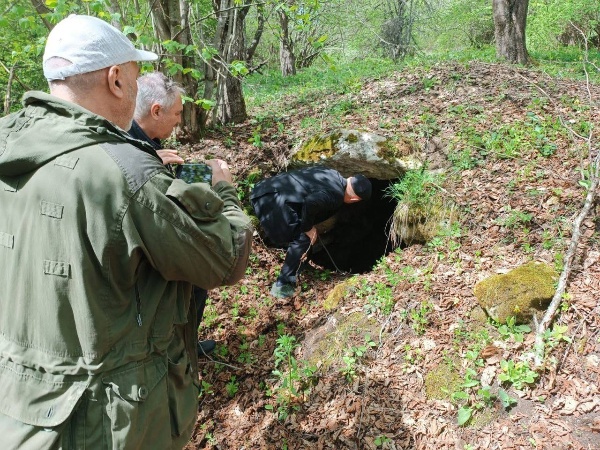 В эти дни сотрудниками Джейрахско-Ассинского музея-заповедника была совершена инспекционная поездка в Средний Оздик.

В 300-400 м. юго-западнее комплекса, в лесном массиве имеется неучтенный небольшой городок наземных, подземных и полуподземных склепов, по предварительной информации, насчитывающий 22 объекта.        

На следующем этапе, сотрудниками будут произведены обмеры, фотофиксация и инвентаризация этих объектов для обеспечения их сохранности и целостности. 

Также они подлежат дальнейшим исследованиям с привлечением сотрудников компетентных учреждений.   