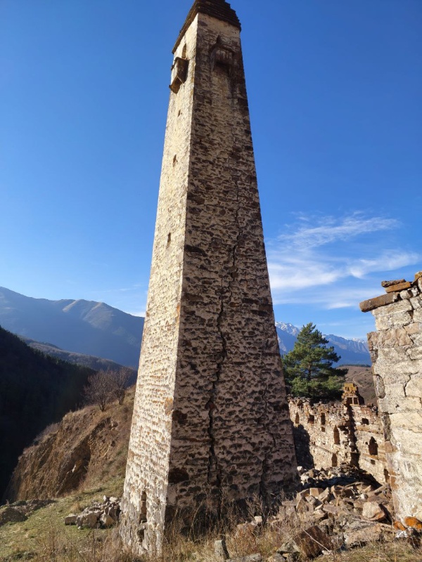 Today, specialists from ACM Group conducted another inspection of the combat tower of the Meller architectural complex in mountainous Ingushetia. Expanded vertical cracks covering almost the entire height of the tower raise serious concerns about its condition. In addition to the walls, the cracks have seriously damaged the internal stone vault. Through cracks, through which one can insert a hand, clearly indicate that the tower is in a critical condition. Urgent emergency work is needed on this unique architectural monument.