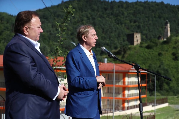 "Сегодня детский лагерь «Эрзи» открывает свои двери для юных жителей и гостей нашей республики. В полностью обновленном по современным стандартам лагере все продуманно для полноценного отдыха детей. 

Главная привлекательность в его месторасположении. «Аьрзи» находится на территории одноименного заповедника в Джейрахском районе, известного своей неповторимой красотой и уникальными природными и историческими объектами.

Модернизация лагеря стала возможной благодаря помощи основателя благотворительного фонда «САФМАР» Микаила Гуцериева. 

Порядка 400 млн рублей было потрачено на масштабную реконструкцию.

Надстроен третий этаж спального корпуса, что увеличило количество мест с 192 до 288, построена новая столовая с 184 посадочными местами, а также отдельный холодильный блок для хранения продуктов питания. Кроме того, появились две новые котельные, новая прачечная с современным оборудованием, заменены внутриплощадочные инженерные сети, восстановлены очистные сооружения. 

Есть новые спортивные площадки для мини-футбола, баскетбола, волейбола и бадминтона. Реконструирован плавательный бассейн. 

Уверен, детский оздоровительный лагерь «Эрзи» приобретет статус всероссийского.

Хочу искренне поблагодарить Микаила Гуцериева за заботу и внимание к детям, за этот прекрасный детский лагерь, который станет еще одним объектом активного отдыха и досуга для жителей нашей страны и республики", - глава Республики Ингушетия Махмуд-Али Калиматов.