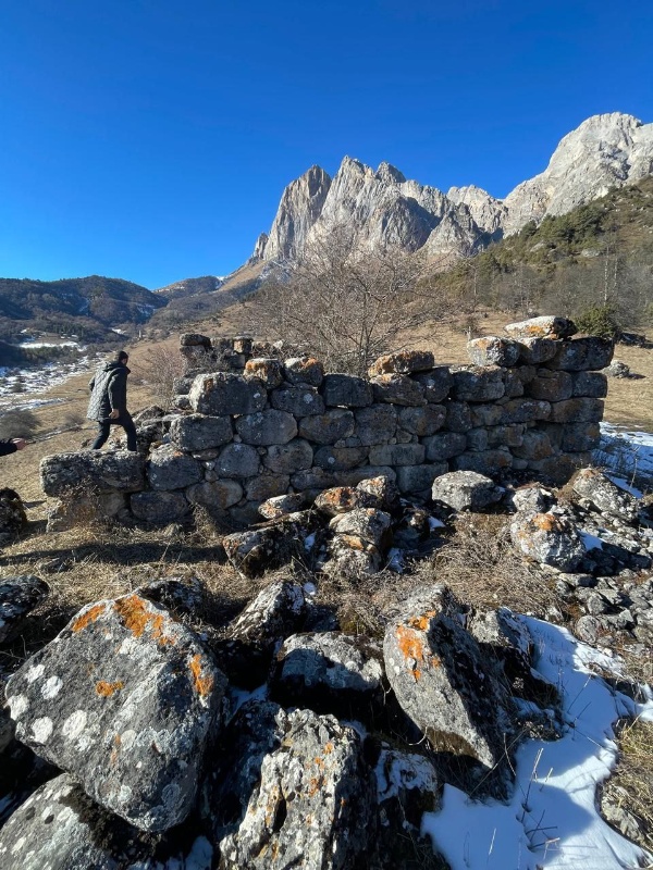 В последние годы археологи начали находить свидетельства существования древней цивилизации, существовавшей в Ингушетии задолго до письменной истории. Циклопические постройки — это сооружения из огромных нетёсаных каменных глыб безрастворной кладки горизонтального плана, древние каменные жилища. Циклопические сооружения считаются шедевром древней цивилизации — никто точно не знает, кто их построил и зачем.
Начало научного изучения мегалитических памятников на территории горной Ингушетии приходится на 20-30 гг. ХХ в. Именно в это время они изучались такими известными русскими учёными- кавказоведами как Л.П. Семёнов и Е.И. Крупнов.

В настоящее время на государственном учете как выявленные объекты культурного наследия состоят в архитектурном комплексе Таргим в количестве 14-ти построек, хотя на территории горной Ингушетии такие постройки ранее были обнаружены у селений Эгикал, Хамхи, Кхарт, Дошхакле, Тори, Озик, Кели, Кязи и др. В эти дни сотрудниками музея-заповедника началась огромная работа по установке на учет всех циклопических построек в горной Ингушетии как объектов культурного наследия. 

Нужно отметить, что среди ученных вопрос о датировке циклопических сооружений в течение многих лет остаётся дискуссионным. Проблема датировки мегалитических сооружений сегодня, как и раньше является актуальной.

Л.П. Семёновым и Е.И. Крупновым, после изучения ими остатков мегалитических построек в ингушских селениях Хамхи, Эгикал, Дошхакле, было сделано заключение, что данные циклопические дома-крепости принадлежат к эпохе скифов, т.е. VII-V вв. до н. э. «когда были крепкие родовые устои и все постройки возводились усилиями многочисленных членов рода». Мысль о древности циклопических памятников по фольклорной информации высказывает и ученый кавказовед Б.К. Далгат.

Однако в последнее время такие учёные как: С.Ц. Умаров, В. Б., Виноградов, В.И., Марковин,  изучавшие данные мегалитические сооружения в горной Ингушетии, называют другое время их возникновения XI-XIII вв. н.э. 

Наиболее оптимальным и приемлемым вариантом является датировка выдвинутая археологом М.Б. Мужухоевым. Им в конце 70-х начале 80-х гг. были произведены раскопки циклопических построек у средневековых башенных поселений Карт и Дошхакле. Сделав анализ на основе собранного материала, он даёт свою датировку II –I тыс. до н. э. Вместе с тем учёный высказывает и мнение о разновременности циклопических построек. Археолог В. И. Козенкова также считает возможным относить рассматриваемый тип каменных жилищ к 1 тыс. до н. э.

С происхождением этих громадных сооружении связано много легенд и преданий. Считалось, что мегалиты – дело рук великанов, которые, играючи, могли перекидывать камни с ладони на ладонь. У древних греков считалось, что эти огромные сооружения строили одноглазые мифические великаны- циклопы. Отсюда и название.

В сказаниях у ингушей также упоминаются великаны - вампалы, а среди них встречались и одноглазые исполины. Однако легенды или сказания не могут дать общее объективное объяснение тому, как и кем, строились, и самое главное, к какому периоду относится строительство данных построек. Отсутствие письменных свидетельств по этой проблеме затрудняют их изучение.