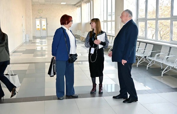 На базе ПГУ проходит второй форум «Родители. Онлайн 2.0».

Масштабное мероприятие, главная цель которого – поддержать родителей, дать им конкретные инструменты и живые примеры для решения актуальных задач в одном из самых важных дел – воспитании детей.

С приветственным словом к участникам форума обратился ректор ПГУ, председатель Совета ректоров вузов СКФО, профессор Александр Павлович Горбунов.

Он отметил значимость открытого диалога между педагогами, родителями и экспертами, подчеркнув, что воспитание подрастающего поколения – общая ответственность семьи, школы и общества.

Организаторами мероприятия выступили ФГБОУ «Российский детско-юношеский центр» совместно с Российским обществом «Знание». 