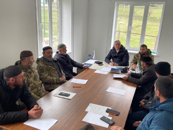 10 апреля в офисе учреждения, с. Нижний Оздик Джейрахского района состоялось выездное совещание, на котором обсудили план мероприятий на текущий весенне-летний сезон.

Совещание провел и.о. директора музея-заповедника А.А. Сампиев. В нем приняли участие зав.отделом по обеспечению сохранности памятников Гуражев З. М. и инспектора отдела. 

Было отмечено, что в связи с началом сезона отпусков и массового выезда жителей в горные районы, инспекторам необходимо усилить меры по защите и сохранению памятников старины, проводить санитарную очистку, прилегающих к ним территорий.  

Особое внимание было уделено проводимым работам по сохранению историко-архитектурных объектов на территории музея-заповедника.

Также еще одно важное направление работы — выявление и учет ранее не учтенных памятников архитектуры. А.А. Сампиев отметил актуальность и систематичность этого направления. 

Завершая встречу, руководитель учреждения  выслушал замечания и предложения, высказанные участниками совещания и обещал их учесть в дальнейшей работе. 