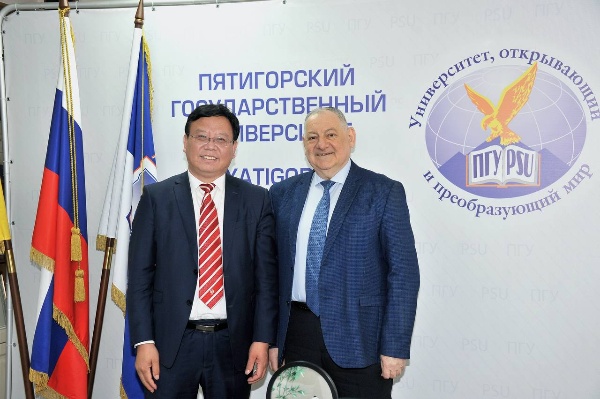 ПГУ продолжает расширять международное сотрудничество в сфере образования.

Одним из важных итогов приёмной кампании 2025 года стал приём студентов из КНР на совместную программу бакалавриата по направлению «Информационная безопасность».

Кроме того, ещё 114 студентов Ляонинского политехнического университета начали обучение по программе двух дипломов, которая реализуется с 2022 года.

Такой результат подтверждает высокий статус российского образования и интерес иностранных студентов к программам ПГУ.

Обучение завершится в Пятигорске, где студенты получат современные знания и навыки в области кибербезопасности.