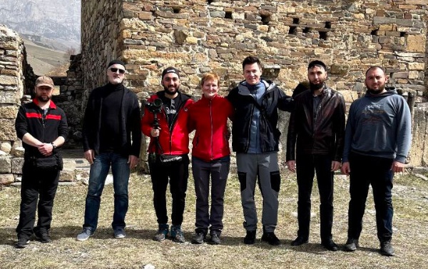 На днях, горную Ингушетию посетила съемочная группа федерального телеканала «Культура». Очередной выпуск программы «Неизвестные маршруты России» будет посвящен культуре, архитектуре, быту, ремеслу ингушей в средневековье.

Для съемок программы гости посетили «Башни двух соперниц», замковый комплекс, расположенный на отроге Скалистого хребта, между ущельями  Озди-чож и Ах-чож, севернее Вовнушек, древний храм «Тхаба-Ерды» и архитектурный комплекс «Ний». Группу сопровождал заведующий отделом по  обеспечению сохранности памятников музея-заповедника Зяудин Гуражев.

Напомним, что в 2023 г., по версии журнала «Вокруг света» Джейрахско-Ассинский музей-заповедник вошел в топ-10 самых ярких и необычных музеев в России, получив при этом 9.6 баллов из 10 возможных.