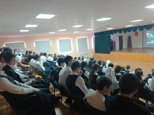 03.09.2024г работники ДК с. п. Джейрах в лице методиста Харсиевой Амины Руслановны и художественного руководителя Льяновой Радимхан Мухарбековны совместно с работниками ГБОУ «СОШ - Детский сад с.п. Джейрах имени И. С. Льянова» провели мероприятие, посвящённое Международному Дню солидарности в борьбе с терроризмом, на котором присутствовали представители администрации района в лице Борова Муссы А. и Льянова Рамазана Т., представителя органов внутренних дел в лице Цурова Ахмеда Ю., представителя духовенства в лице учителя истории религий Шаухалова Назира Р.  (7-11 классы - 89 уч.) Мероприятие было посвящено трагедии Беслана и другим трагическим событиям, связанным с терроризмом. Был показан видеоролик о событиях в Беслане. В ходе демонстрации ролика ребята узнали о трагедии Беслана, в которой в первую очередь пострадали дети.

Основной задачей таких мероприятий является сформирование у детей нравственных ценностей, представление о добре и зле, милосердии, побуждение к активным действиям во имя добра. Важно помнить, что с терроризмом следует не только бороться, но и предупреждать его возникновение. Повсеместно нужно говорить о том, что необходимо уважение культурных и религиозных ценностей. Все люди имеют право на спокойную и мирную жизнь. Только толерантность и взаимоуважение помогут нам предупредить разрастание терроризма, и лишить преступников надежды на поддержку в обществе. День солидарности в борьбе с терроризмом это напоминание каждому из нас о том, как важно единство и внимательность друг к другу. Мы все вместе должны объединиться против распространения насилия, терроризма и экстремизма. Только совместными усилиями мы сможем противостоять этому злу и создать безопасное будущее для всего человечества.