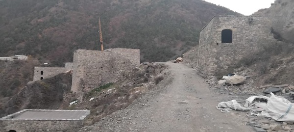 Сотрудниками Джейрахско-Ассинского музея-заповедника, в рамках плана работы – надзор за проведением реставрационных, консервационных и противоаварийных работ по сохранению историко-архитектурных объектов на территории музея-заповедника, была совершена инспекционная поездка к башенному поселению «Эбан».

Эбан – село в Джейрахском районе Ингушетии, в составе сельского поселения Бейни, расположено в начале Джейрахского ущелья, на крутом правом берегу реки Армхи в пяти километрах от Военно-грузинской дороги. Рядом находится поворот на центр сельского поселения — аул Бейни.

Башенный комплекс Эбан был разрушен во время карательной экспедиции царских войск в горную Ингушетию в 1830 г.

Некогда в этом ауле возвышались боевые и жилые башни.  

В настоящее время на комплексе идут восстановительные работы.