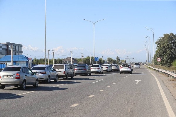 В Назрани строят новую кольцевую развязку.

В Ингушетии продолжается реконструкция участка федеральной трассы Р-217 «Кавказ». Проект включает масштабное обновление дорожной инфраструктуры и создание современного транспортного узла.

Особое внимание уделяется безопасному левому повороту с улицы 1-я Линия на улицу Муталиева — один из наиболее аварийно-опасных участков. 

В рамках проекта возводится кольцевая развязка, расширяется радиус поворота для общественного и грузового транспорта, а ширина проезжей части увеличивается до 63,5 метров.

Новый участок сделает движение безопаснее и комфортнее, улучшит доступ к социально значимым объектам и облегчит подъезд к автовокзалу.