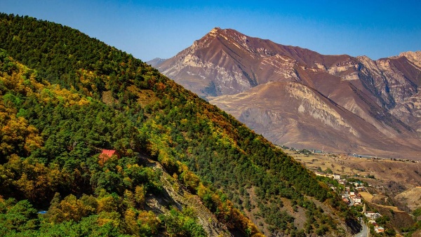 В Джейрахском районе в следующем году появится Центр горского гостеприимства. 

Проект реализуется при поддержке Росмолодёжи в рамках нацпроекта «Молодёжь и дети» и конкурса «Регион для молодых».

Площадка разместится на высоте свыше 1000 метров над уровнем моря и станет местом для мастер-классов по национальной кухне, ремёслам, а также открытых лекций. 

Центр призван объединить молодёжь, дать возможности для самореализации и привлечь туристов.  