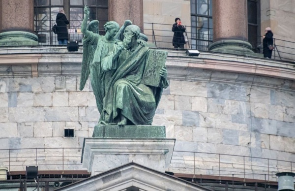 С балюстрады Исаакиевского собора в Петербурге сняли строительные леса.

Завершена реставрация кирпичной кладки и укреплены металлические конструкции, восстановлены рельефы и декор, выполнена система вентиляции купола. Работы продолжались с 2023 года.

Материалы - Пиотровский Online