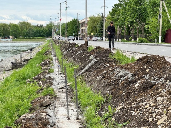 В Назрани начались долгожданные работы по благоустройству городского пруда.

Это событие стало возможным благодаря победе Администрации г. Назрани в конкурсе на получение федерального финансирования для реализации проекта по улучшению городской инфраструктуры.

Градоначальник Руслан Оздоев отметил: «В настоящее время ведутся работы по расширению набережной пруда, что позволит создать комфортные зоны для отдыха горожан и гостей города. Набережная станет более доступной и привлекательной, что, безусловно, повысит качество жизни в нашем городе».

Также следует отметить, что помимо основных видов работ, включающих в себя устройство новых пешеходных дорожек, полное обновление освещения реконструкцию существующего и строительство нового фонтана, создание летнего кинотеатра и площадок для проведения различных мероприятий и других видов работ, подрядная организация будет проводить реставрацию некоторых существующих объектов. Так, планируется реконструкция ограждения, ремонт детской площадки и переукладка брусчатки с использованием геотекстиля.