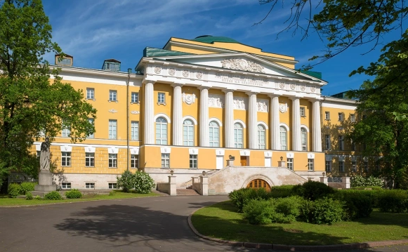 В исторических зданиях МГУ на Моховой в Москве при непосредственном участии "АСМ Групп" началась реставрация.

Работы будут проходить в корпусах факультета психологии и искусств, а также Института стран Азии и Африки. К тому же будет проведен капитальный ремонт в главном здании МГУ на Воробьевых горах. Все работы планируется завершить до конца 2025 года.