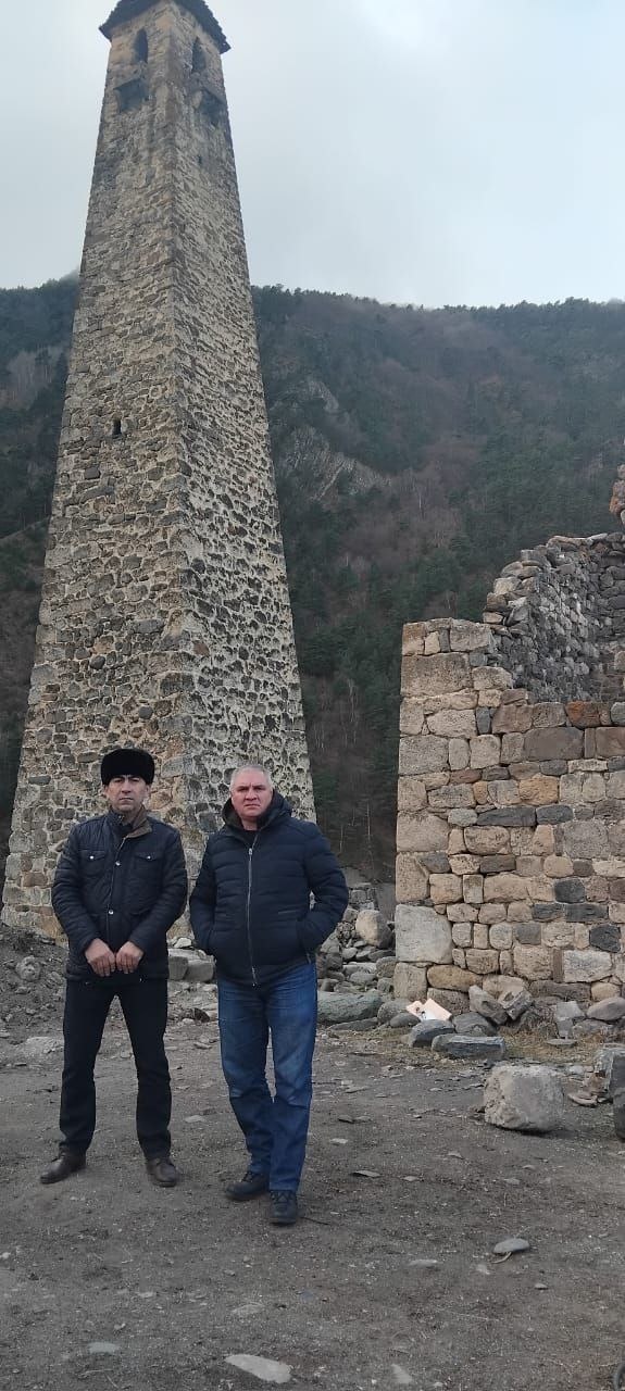 25 ноября 2024 г. и.о. директора Джейрахско-Ассинского музея-заповедника Сампиев А.А., совместно с представителем Комитета государственной охраны объектов культурного наследия Республики Ингушетия Аспиевым М.Г., генеральным директором ООО «АСМ Групп» Михайловым А.Г., в рамках плана работ по надзору за проведением реставрационных, консервационных и противоаварийных работ по сохранению историко-архитектурных объектов на территории музея-заповедника, совершили инспекционную поездку к башенным комплексам «Эбан», «Кели», «Дошхакле», «Пуй», «Тумги», «Морч».

Работы по сохранению объектов культурного наследия проводятся при условии осуществлении технического, авторского надзора и государственного контроля в области охраны ОКН за их проведением, а также данные работы проводятся на основании задания и разрешения на проведение указанных работ, выданных органом охраны ОКН – Комитетом государственной охраны ОКН Республики Ингушетия. 

Внесение изменений в данное задание возможно только по согласованию с Комитетом государственной охраны ОКН РИ. 

В ходе проведенной проверки, на башенных комплексах «Пуй», «Кели» были выявлены ряд замечаний по проводимой работе, по устранению которых будут подготовлены и направлены предписания в соответствии с действующим законодательством в вышестоящие инстанции. 