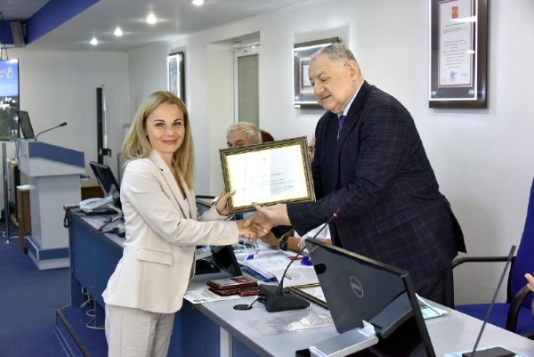 Сотрудники ПГУ были отмечены за вклад в духовное воспитание молодежи.

18 июня на заключительном в текущем учебном году Ученом совете Пятигорского государственного университета ректор, профессор Александр Павлович Горбунов по поручению Полномочного представителя Президента Российской Федерации в СКФО Юрия Яковлевича Чайки, вручил Благодарственные письма
«За значимый вклад в патриотическое и духовно-нравственное воспитание подрастающего поколения»
руководителю учебно-методического сопровождения Центра ДНЦ, доценту Алле Викторовне Григорьевой и руководителю информационно-просветительского сопровождения Центра ДНЦ, доценту Ирине Александровне Герейхановой.