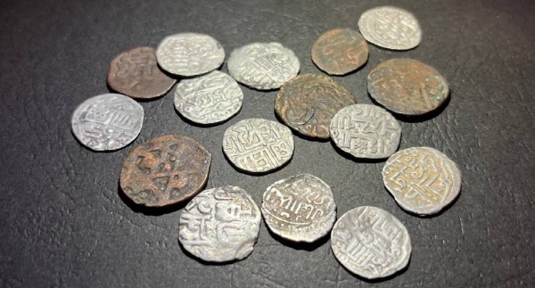 Вчера состоялось мероприятие официальной передачи краеведческому музею имени Тугана Мальсагова клада из 16 монет. Ценные находки были обнаружены специалистами «АСМ Групп» во время проведения полевых работ в одной из башен архитектурного комплекса «Тумги» горной Ингушетии. 

Уникальный клад состоит из 5 медных и 11 серебряных монет Золотой орды, относящиеся к середине XIV века, к периодам правления Узбек хана, Хаджи хана и Токтамыш хана.

На мероприятии присутствовали руководители компетентных организаций, представители фонда «САФМАР», исследователи, этнографы, представители тейпа Тумгоевых и др.

«На мой взгляд, это очень ценная находка с точки зрения истории и археологии Ингушетии, это кладезь научного материала для всех, кто интересуется нашей историей.  Они будут храниться в краеведческом музее республики и представлены широкому кругу населения, где у каждого желающего будет возможность увидеть их воочию» - отметил руководитель Комитета Государственной охраны объектов культурного наследия республики Ингушетия Кодзоев Т.У.

Ранее, аналогичная находка, дирхам – монета Султана Мурада III, внука знаменитого Сулеймана Великолепного, чеканенная в 1574-1575 гг. была найдена археологами при расчистке материалов обрушившегося надземного склепа Цори.   

Также, в краеведческом музее хранятся переданные фрагменты барельефных камней, обнаруженные в начале года на прилегающей территории башенного комплекса «Пуй», и представляющие большой научный интерес.