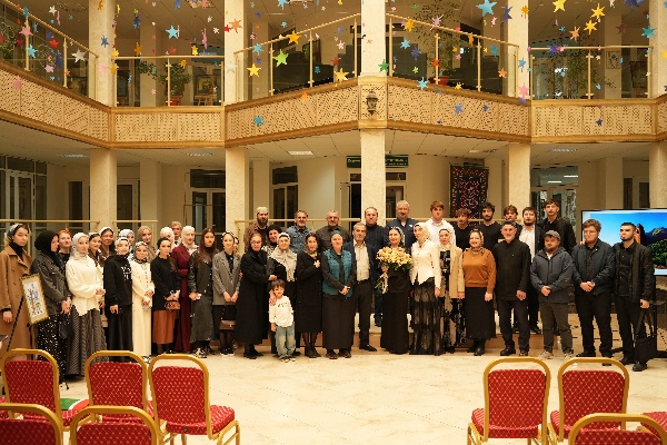 В рамках окончания первой Недели чеченской культуры в Карелии в Национальной библиотеке Чеченской Республики состоялись две лекции в формате открытого разговора и выставка, организаторами которой являлись ГБУ «Аргунский музей-заповедник» и арт-резиденция «PERLAMUTER» при поддержке ГБУ «Национальная библиотека Чеченской Республики им. А.А. Айдамирова»!

Первая часть лекции по теме «Культурный код: «Опыт сравнения Карелии и Чечни» состоялась под руководством Ксении Диановой (кандидата исторических наук и лектора общества «Знание»), в ходе которой прошло исследование диалога культур в современном мире.
Вторую часть по теме «Культурный код Чечни на примере архитектуры» провел Рамзан Баканаев (старший научный сотрудник ГБУ «Аргунский музей-заповедник»), который рассказал про символизм башен как символа укорененности, чести, памяти и моста между материальной и нематериальной культурой, между архитектурой и мировоззрением чеченского народа.

В ходе мероприятия активное участие приняли:

— Российский ученый, этнолог, исследователь чеченской истории и культуры, доктор исторических наук Леча Ильясов;
— Помощник Главы Чеченской Республики Тимур Алиев;
— Депутат парламента Чеченской Республики Аднан Нагаев;
— Председатель Общественной палаты Чеченской Республики Исмаил Денильханов;
— Директор ГБУ «Аргунский музей-заповедник» Хизар Яхъяев;

Целью мероприятия было донесение до слушателей всю ценность культурного единства и взаимообмена культурный опытом для сохранения единства в обществе и исторического достояния.
Как отметили организаторы, к концу лекции поставленные цели и задачи были достигнуты.

А также представители ЧГПУ и ГГНТУ им М. Д. Миллионщикова выразили свою благодарность музею-заповеднику за активное сотрудничество и помощь в обучении подрастающего поколения.