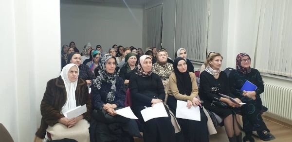 В Назрановской центральной районной больнице состоялся семинар по кори и краснухе, охватывающий эпидемиологию, диагностику, лечение и профилактику.

Специалисты обсудили причины распространения инфекций, клинические проявления и возможные осложнения.

Особое внимание уделено угрозам краснухи: заражение во время беременности может привести к тяжёлым врождённым порокам развития плода, включая поражение слуха, зрения и сердца.

Рассмотрены современные методы диагностики — ПЦР и серологические исследования — а также алгоритмы действий медицинских работников при выявлении подозрительных случаев.

Подчёркнута необходимость строгого соблюдения противоэпидемических мер.

Отдельный акцент сделан на важности вакцинации и ревакцинации как основной мере профилактики кори и краснухи.