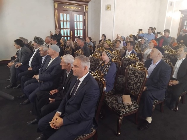 Сегодня сотрудники Джейрахско-Ассинского музея-заповедника принимали участие в заседании круглого стола «Особенности эволюции ингушской национальной общности в Турции», посвященного 100-летию ингушской государственности, где присутствовали представители ингушской диаспоры - мухаджиры, переселившиеся в Османскую Империю после окончания Кавказской войны в 1858-1865 гг., в результате достигнутого соглашения между Россией и Турцией.

Мухаджирство являлось следствием колониальной политики Российской империи на Северном Кавказе. Из тех, что покинули Россию, часть поселилась в Турции. Другая группа поселилась в районе Голанских высот (Сирия), третья переселилась в Иорданию, четвёртой довелось осесть в Ираке. Так на Ближнем Востоке и в Турции появились диаспоры северокавказских народов. Ингуши, эмигрировавшие Турцию в различные периоды и представляющие нынешнюю ингушскую диаспору, прошли длительный процесс интеграции в турецкое общество. Они являются полноправными гражданами и вовлечены в культурную и политическую жизнь Турецкого государства. Абсолютно все владеют турецким языком. При этом духовная и культурная связь с Ингушетией не потеряна, и присутствие их на этом мероприятии является прямым тому доказательством. 

На заседании выступила ведущий научный сотрудник отдела ингушской литературы ГБУ «ИнгНИИ», кандидат филологических наук — Ялхароева Марем Ахметовна, с докладом «Этнический менталитет ингушской диаспоры в Турции», а также были заслушаны выступления представителей ингушской диаспоры в Турции - Яшара Дураля/Цечоева, Мехмета Якана/Даурбекова, Бекира Оздемира/Гагиева, Сельмана Бештой/Ахриева, Мурата Ачара/Гапархоева и др.

Приехавшие, в основном, выступали на турецком языке и для общения с залом прибегали к услугам переводчика, тем удивительнее оказалось для присутствовавших выступление самого старшего представителя ингушской диаспоры 84-летнего Яшара Дураля-Цечоева, который в совершенстве владел ингушским языком.  

В завершении мероприятия приезжим были вручены памятные подарки представителями ассоциации «Истинг» и сделаны фото на память.