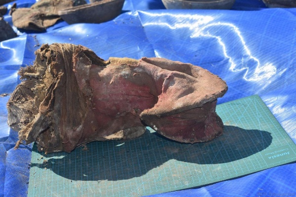 В башенном комплексе «Герите» сотрудниками Школы каменщиков-реставраторов «Наследие" при проведении раскопок, в одном из наземных солнечных могильников были найдены два древних женских головных уборов – курхарсов.   

Курхарс (курхас) – оригинальный традиционный женский головной убор ингушей. Известен на Кавказе только в Ингушетии. «Курхарсы» были атрибутом парадной, выходной одежды ингушских девушек и надевались во время праздников «и выхода в свет». Этот головной убор был очень дорогой элемент костюма, он стоил от 5 до 15 коров. Изготавливались курхарсы из красного войлока или плотного сукна и представляли собой высокие колпаки в виде конька с изогнутым вперед и раздвоенным концом «хохолком».

Найденный погребальный инвентарь представляет большой научный интерес и в последующем будет изучен и описан со всей тщательностью.