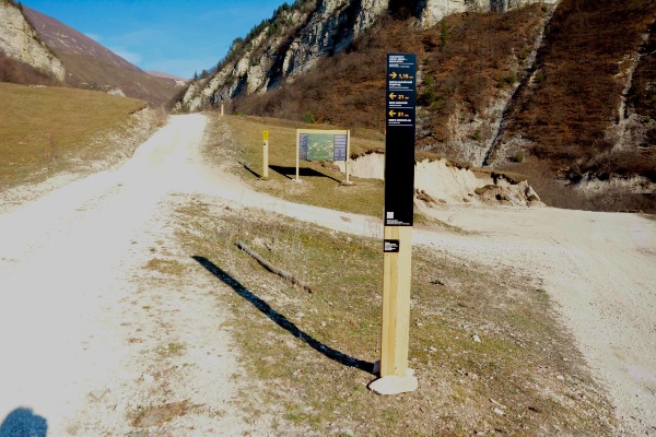 Типы объектов для маршрутов.

В систему добавлены новые типы для объектов, преимущественно расположенных на оборудованных туристических тропах:

Навигация — для обозначения столбов, табличек, меток, содержащих информацию о местоположении и направлениях движения.

Информация — присваивается информационным стендам, столбам, табличкам, если они содержат важную и полезную информацию.

Смотровая площадка — назначается местам, с которых открывается примечательный вид, часто на другие объекты, находящиеся на удалении. 

Место отдыха — для обозначения мест специально оборудованных и предназначенных для отдыха (беседки, лавки) или лагеря.

Родник — присваивается природным источникам питьевой воды.

У каждого типа есть своё графическое обозначение, уникальные параметры и алгоритмы реагирования.

Типы объектам назначаются администраторов территории при создании объекта.