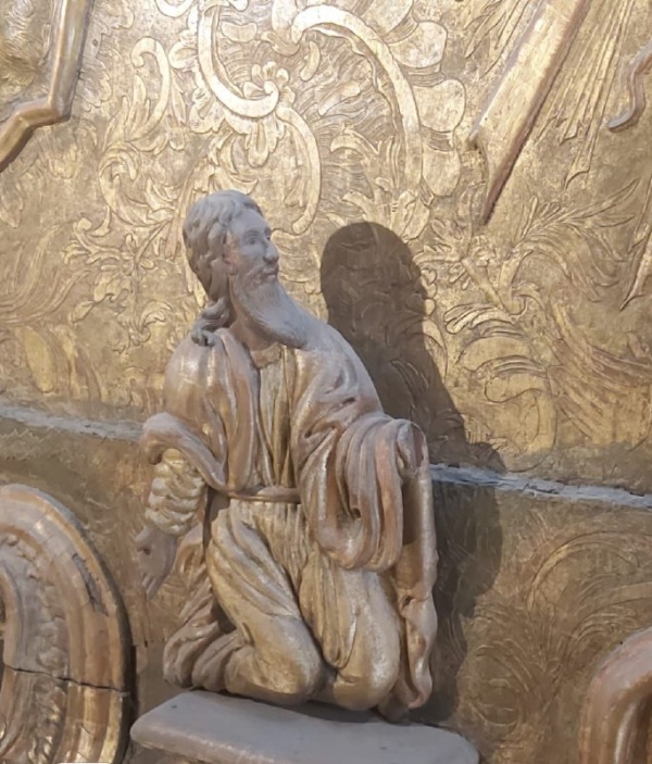 Сегодня в Спасо-Преображенском кафедральном соборе Перми специалисты "АСМ Групп" и "Российской Ассоциации Реставраторов" осмотрели уникальнейший деревянный иконостас, перевезенный сюда по реке Кама в 1781 году из Пыскоры.

Барочный иконостас высотой 22 метра был создан в мастерской Пыскорского монастыря в 1750-х годах. Автором может быть московский иконописец Василий Василевский.

В ближайших планах - противоаварийные мероприятия, затем - реставрация иконостаса.