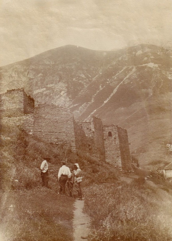 Музей архитектуры им. Щусева передал историкам "АСМ Групп" ряд уникальных исторических фотографий башенных комплексов в горной Ингушетии.

На фото - Башенный комплекс Духургишт в 1927 году, запечатленный экспедицией Л.П.Семенова.